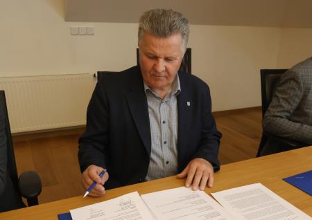 Slovesen podpis pogodbe župani CPS 16 Foto Ljubo Vukelič
